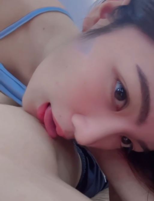 น้องไอซ์ ดาว Onlyfans โดนให้ผัวล้วงนม ก่อนโชว์สกิลใช้ลิ้นเลียหัวนมผัวแบบเด็ดๆ icychaa