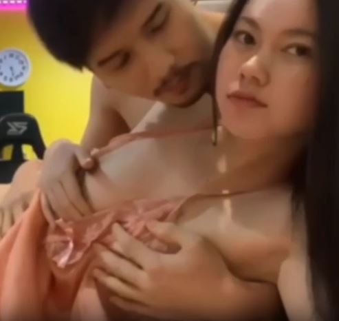 คลิปหลุดน้องบิ๋ม ชวนเพื่อนผู้ชายมาเย็ดที่ห้อง กระเด้าท่าหมาเข้าไปมิดลำทำหน้าอย่างฟิน Bimxz
