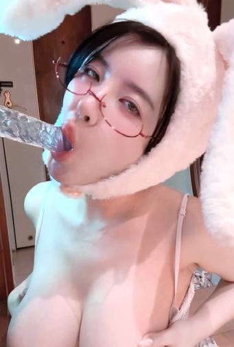 หลุดน้องโกโก้พาย ในชุดกระต่ายสุดเสียว มาโชว์สกิลอมควยปลอมคู่ใจ ฝึกไว้เจอของจริง cocopie0218