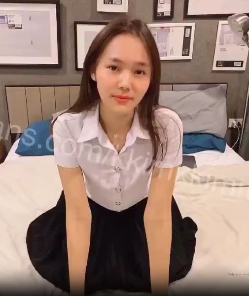 หลุดน้องคิมมี่ นักเรียนสาวขี้เงี่ยน ร่านควยไปหาผู้ชายถึงห้อง ก่อนจะโดนสอยจนแตกใน kkimkkimmy