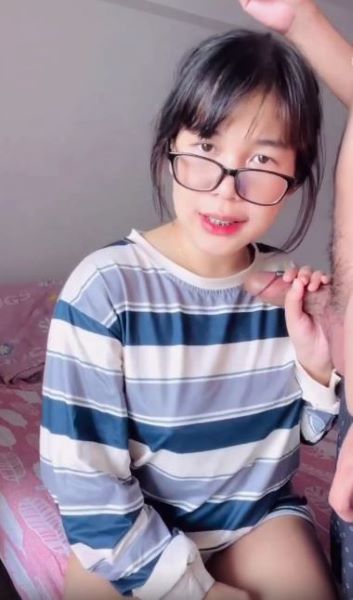 คลิปหลุดน้องคีย์ สาวแว่นงานดี แต่ติดเงี่ยน จับผัวอมควยรีดน้ำเงี่ยน แล้วเจอเย็ดท่าหมาร้องลั่นห้อง tn.2na